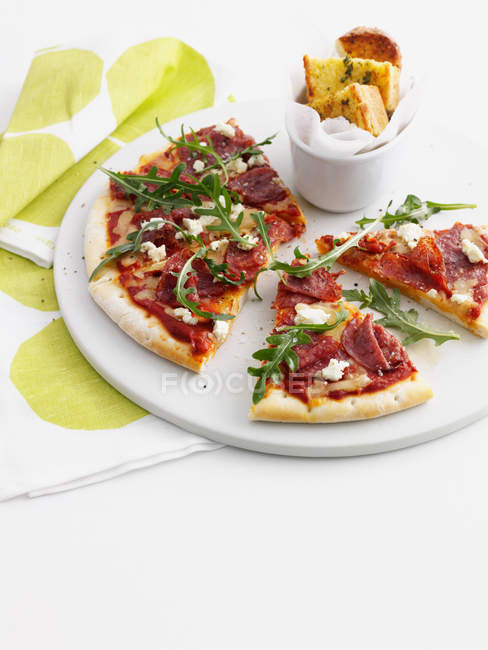 Teller mit Pizza und Knoblauchbrot — Stockfoto