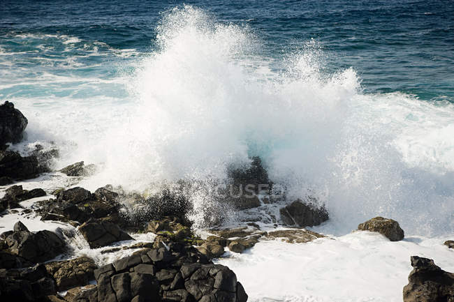 Meereswellen und Felsen — Stockfoto
