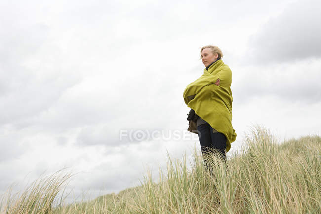 Mujer en la costa con manta - foto de stock