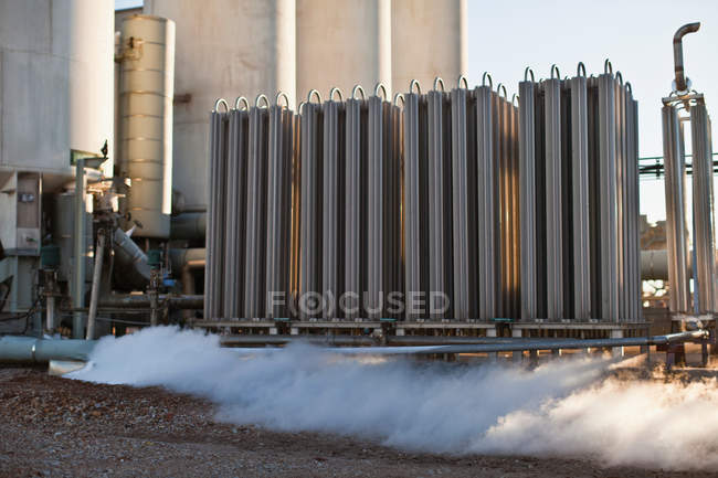 Maschinen und Rauch in Ölraffinerie — Stockfoto