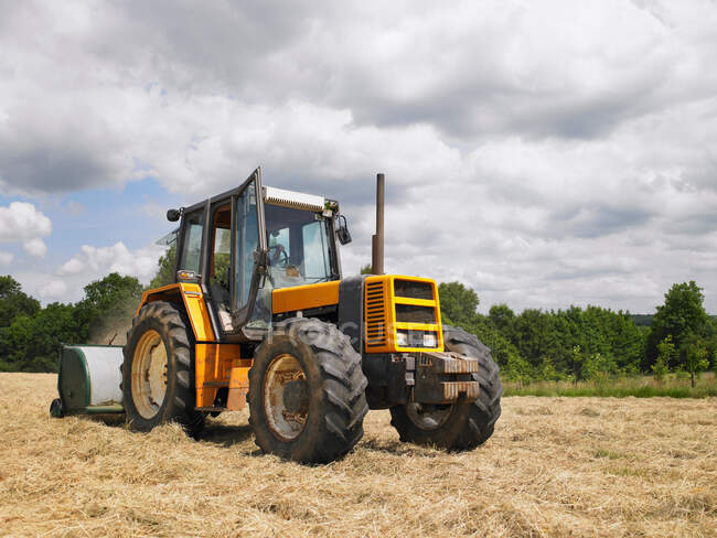 Mann treibende Traktor auf Feld — Stockfoto