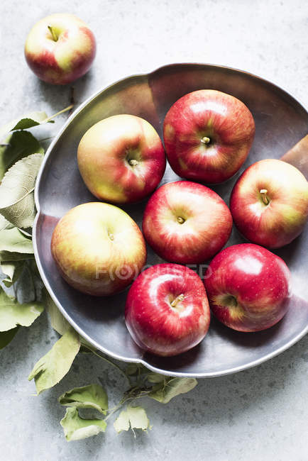 Ripe red apples in bowl, top view — Stock Photo