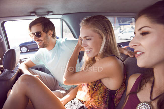 Groupe d'amis assis en voiture, riant — Photo de stock