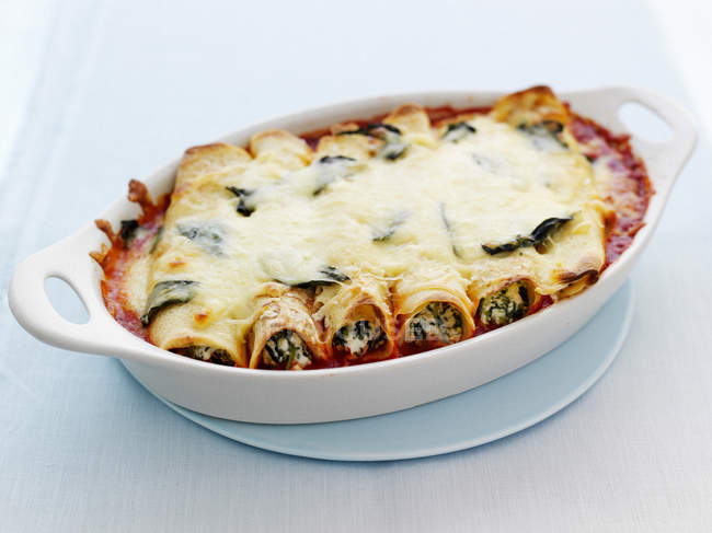 Close up of dish of baked stuffed cannelloni pasta — Stock Photo