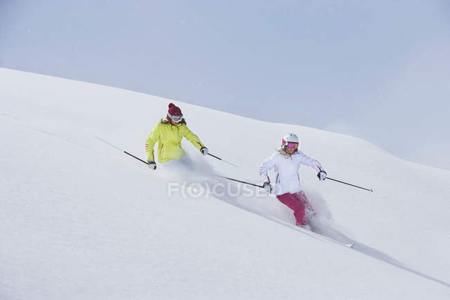 Skieurs côtiers sur pente enneigée — Photo de stock