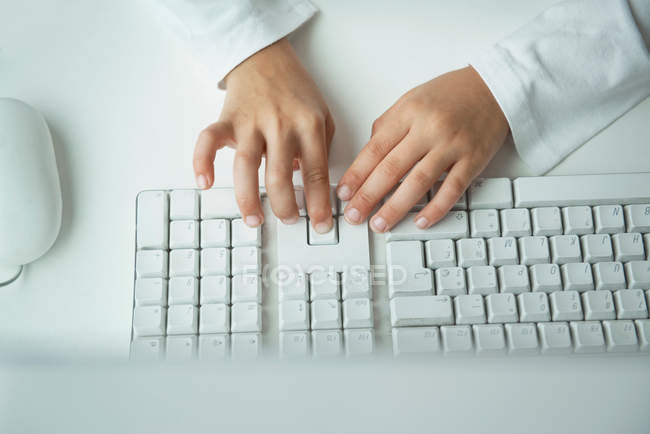 Друк дитини на клавіатурі комп'ютера, крупним планом частковий перегляд — стокове фото