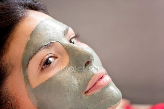 Primo piano della donna con maschera viso — Foto stock