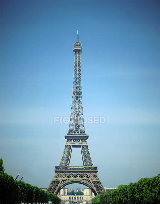 Низький кут з видом на Ейфелеву вежу Синє небо на фоні, Париж, Франція — стокове фото