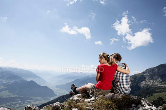 Couple admiring rural landscape — Stock Photo