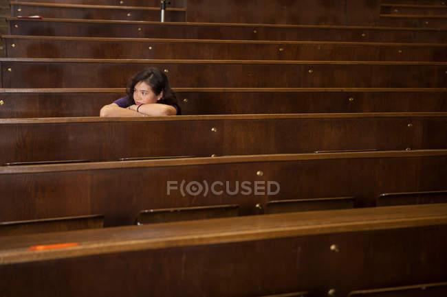 Estudante descansando cabeça na mesa em sala de aula — Fotografia de Stock