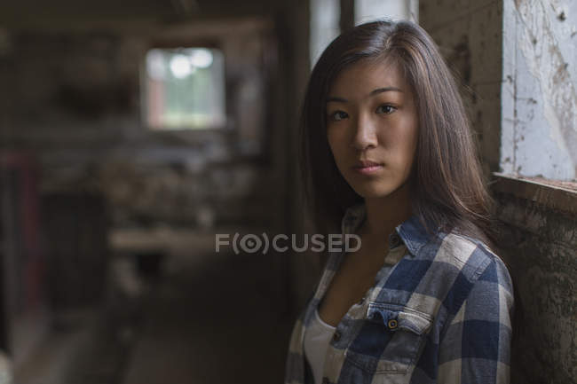 Close up portrait of pretty young girl looking at camera — Stock Photo