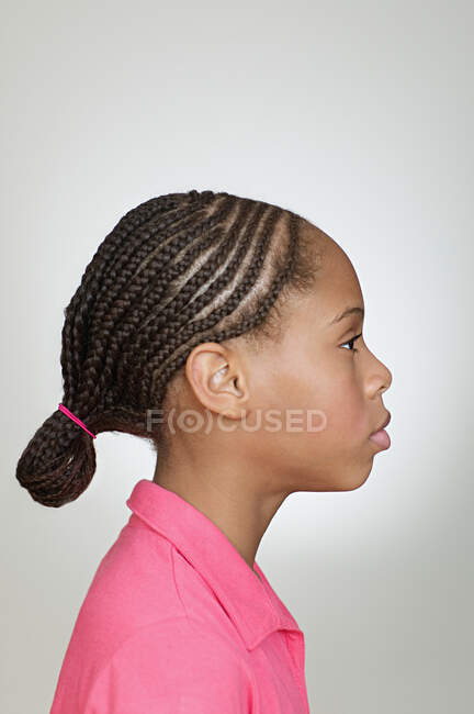 Perfil de chica con cabello trenzado - foto de stock