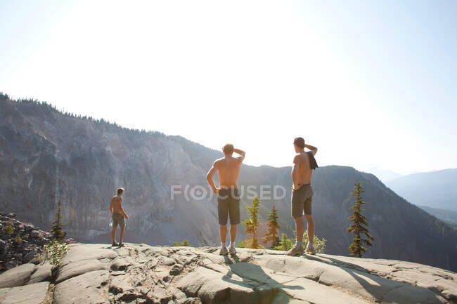 Três homens na rocha, Parque Provincial Garibaldi, Colúmbia Britânica, Canadá — Fotografia de Stock
