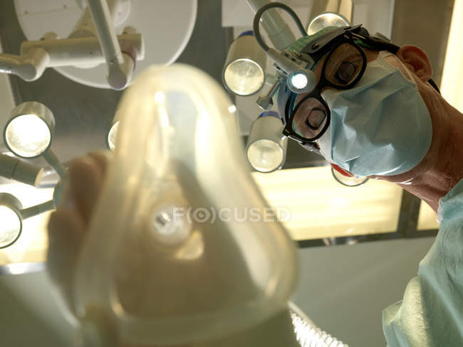 Pov de Cirujano con máscara de oxígeno - foto de stock