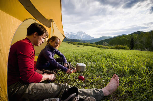 Campeggiatori in viaggio zaino in spalla appendere fuori, Uinta National Forest, Montagne Wasatch, Utah, Stati Uniti d'America — Foto stock