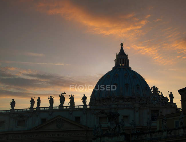 Statues on cathedral roof — Stock Photo