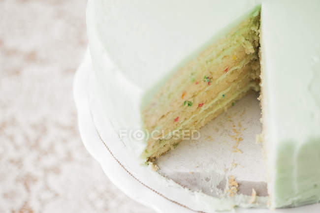 Close up shot of sliced celebration cake — Stock Photo
