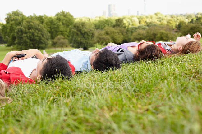 Adolescenti sdraiati in un parco — Foto stock