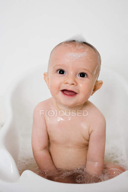 Bebé en el baño - foto de stock