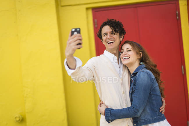 Пара бере селфі на смартфон — стокове фото