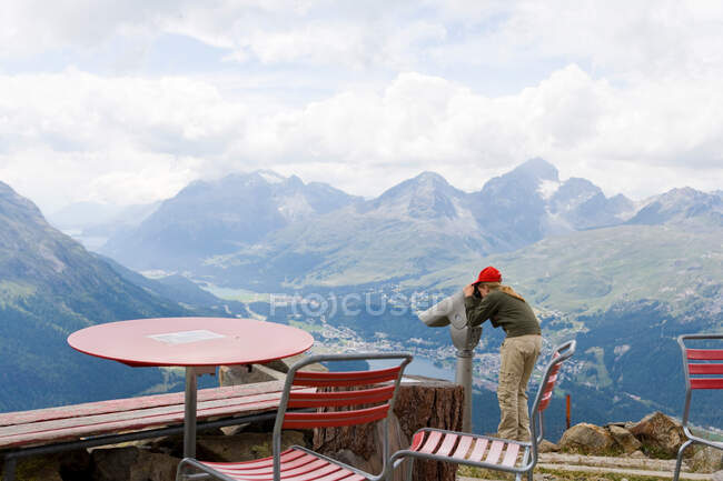 Bambino che corre in campo verso le montagne — Foto stock