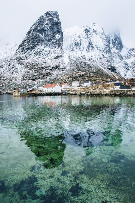 Schneebedeckter Berg spiegelt sich im Wasser — Stockfoto