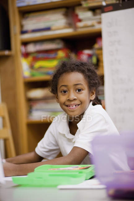 Retrato de menina sorrindo em sala de aula — Fotografia de Stock
