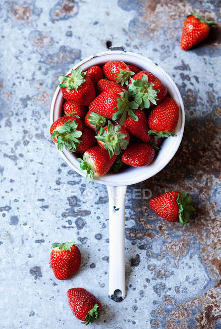 Pot of strawberries on table — Stock Photo