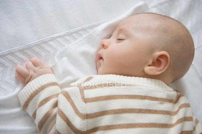Bébé garçon dormir, gros plan — Photo de stock