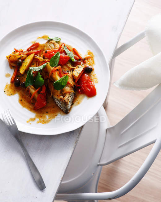 Teller mit Fischtagine mit Tomate — Stockfoto