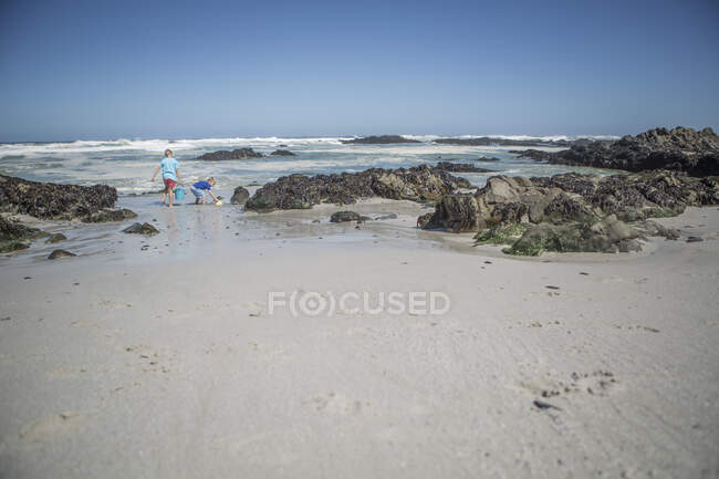 Кейптаун, Южная Африка, двое детей играют на пляже — стоковое фото