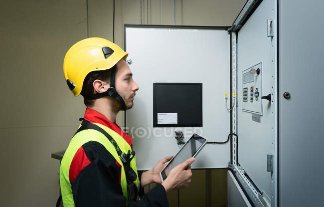 Trabalhador da manutenção que se prepara para trabalhar numa turbina eólica moderna, Biddinghuizen, Flevoland, Países Baixos — Fotografia de Stock