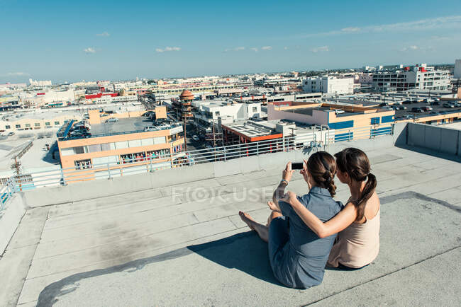 Donne d'affari che scattano selfie con smartphone sulla terrazza sul tetto, Los Angeles, California, USA — Foto stock