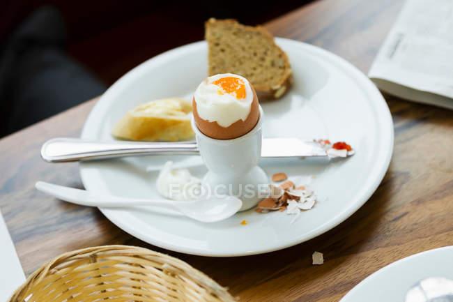 Тарілка з яйцем і тостами — стокове фото