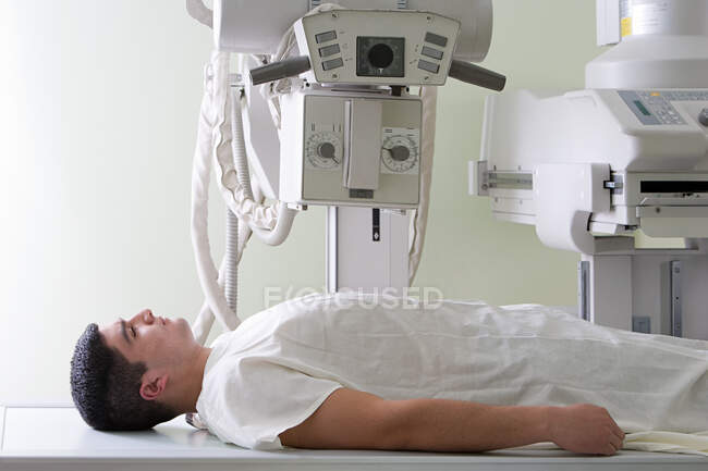 Paciente y máquina de rayos X - foto de stock
