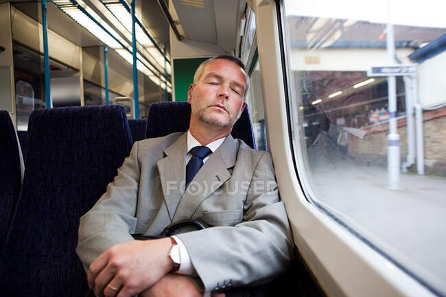 Voyageur endormi dans le train — Photo de stock