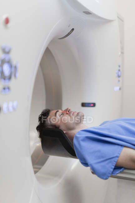 Paziente deposto in TC scanner in ospedale — Foto stock