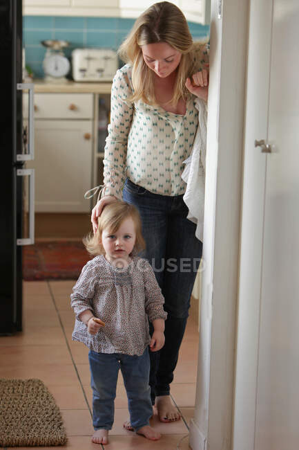Madre e figlia in piedi nel vano porta — Foto stock