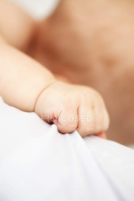 Gros plan de bébé filles poing — Photo de stock