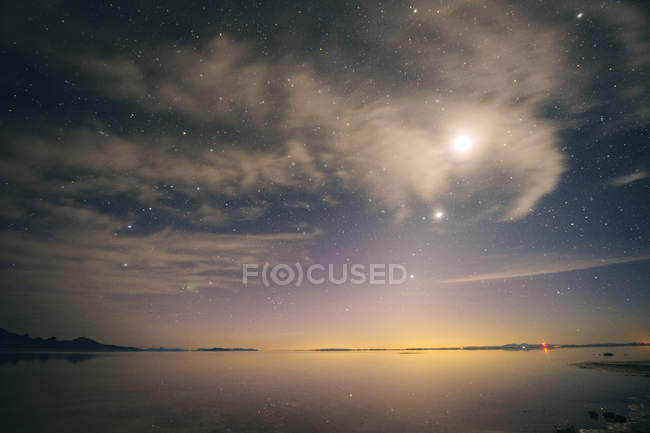 Полнолуние и звездное вечернее небо — стоковое фото