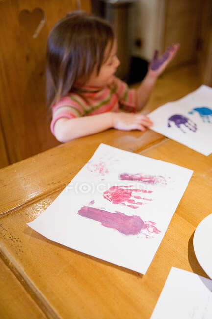 Jeune fille doigt peinture — Photo de stock