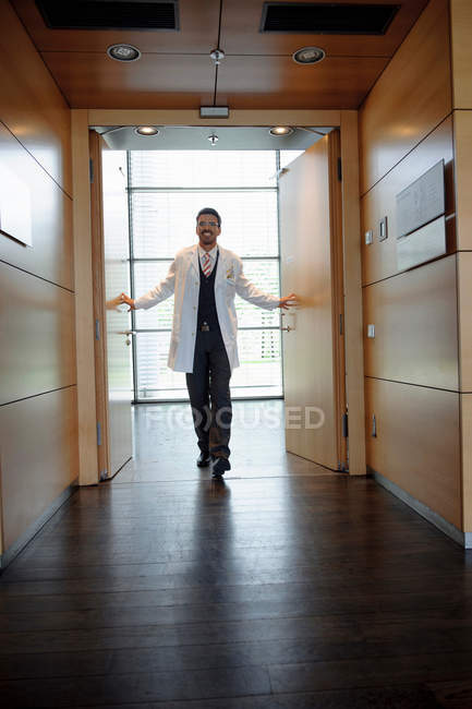 Doctor caminando en el pasillo de la oficina — Stock Photo