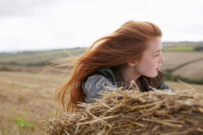 Ragazza adolescente che riposa sul fieno — Foto stock