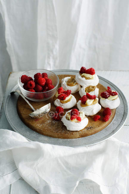 Meringues with berries and cream — Stock Photo