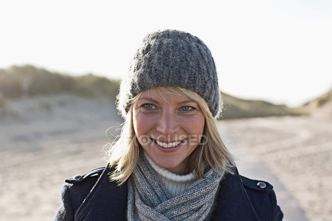 Sorrindo mulher andando na praia — Fotografia de Stock