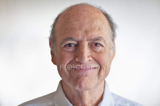 Retrato de un hombre mayor mirando complacido - foto de stock