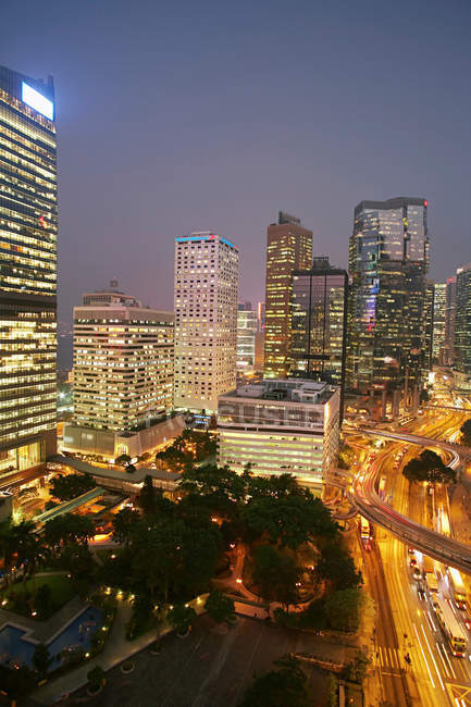 Vista aérea de arranha-céus urbanos iluminados à noite — Fotografia de Stock