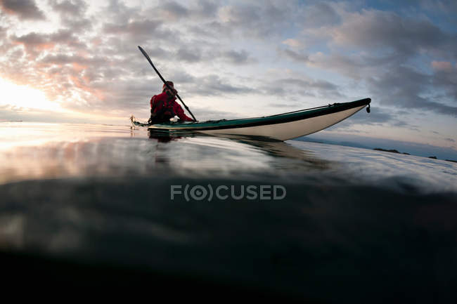 Uomo kayak sul lago ancora — Foto stock