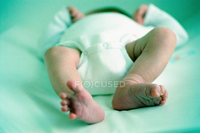 Новорожденный лежит — стоковое фото
