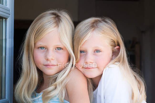 Filles jumelles blondes, portrait — Photo de stock